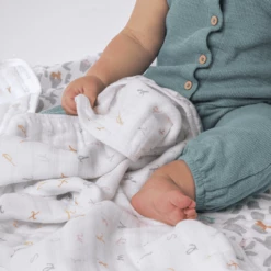 Aden + Anais™ Essential S Katoenen Mousseline Deken Alpha Bet Animals -Beddengoed Verkoopwinkel aden anais essential s katoenen mousseline deken alpha bet animals a391376 3