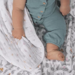 Aden + Anais™ Essential S Katoenen Mousseline Deken Alpha Bet Animals -Beddengoed Verkoopwinkel aden anais essential s katoenen mousseline deken alpha bet animals a391376 4