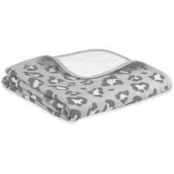 Emma & Noah Deken Leo Grijs 95x75cm -Beddengoed Verkoopwinkel emma amp noah deken leo grijs 95x75cm a347331 1